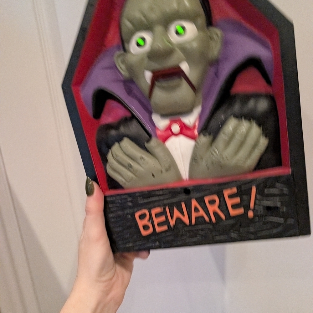Beware Vampire Wall Decor Vintage Halloween Sings And Mouth Moves - Picture 5 of 7